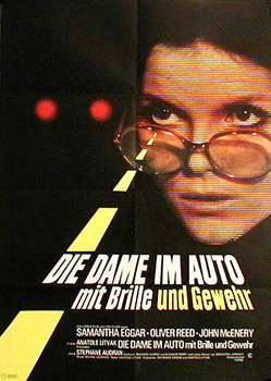 Dame im Auto mit Brille und Gewehr, Die